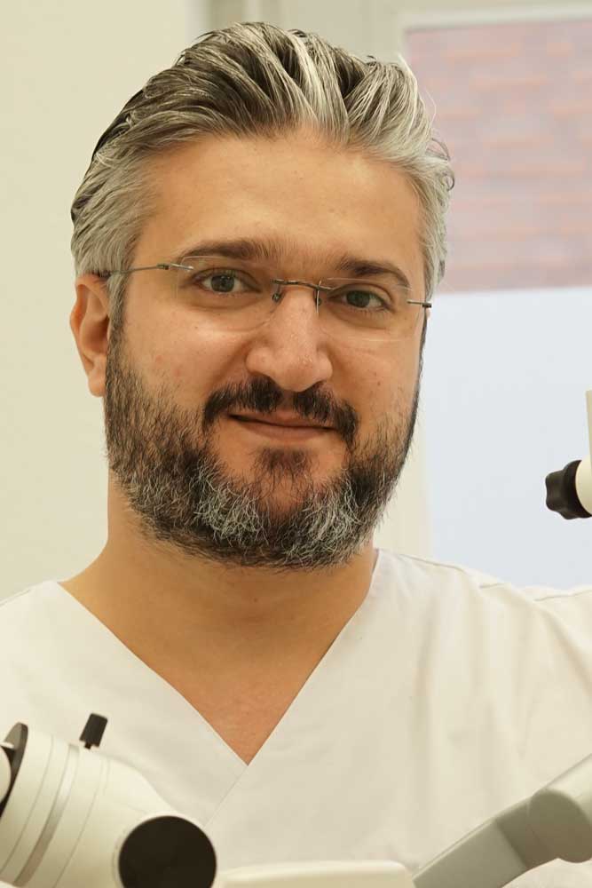 Zahnarzt Maythem Al-Fartousi